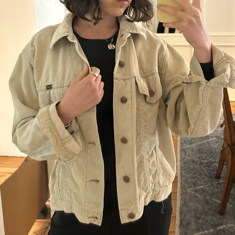 Wrangler vintage corduroy jacket, fits a size small!!